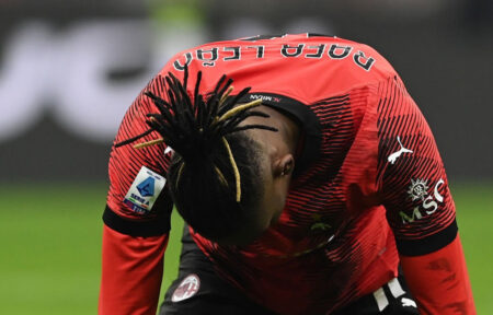 Leao in ginocchio a San Siro durante Milan-Sassuolo