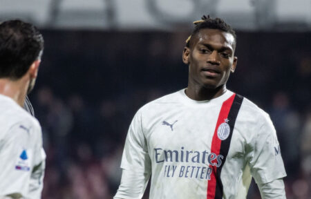 Milan, Leao non è un leader perché quando serve qualità si eclissa Leao sguardo abbassato deluso