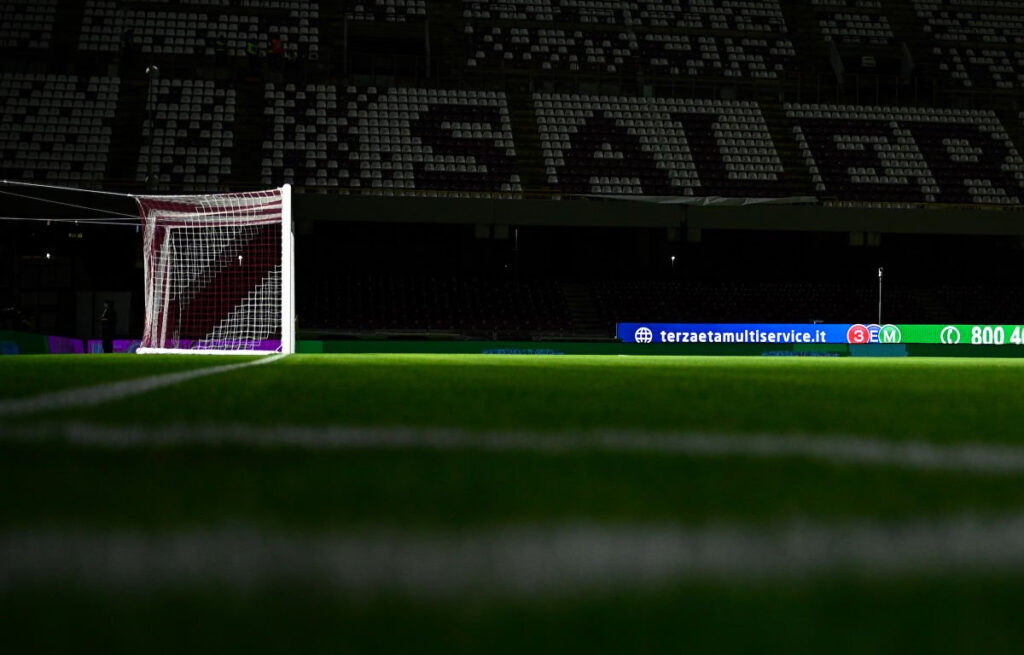 Lo stadio Arechi di Salerno alla sera illuminato