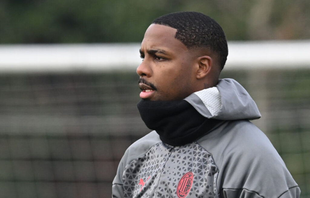 Mike Maignan serio in allenamento a Milanello