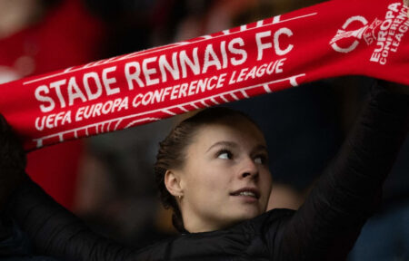 Una tifosa del Rennes con la sciarpa
