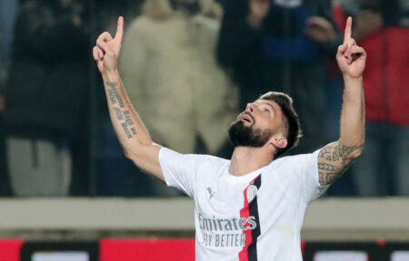 Verso Lazio-Milan, Giroud contro Immobile: sfida tra vecchi bomber… milan giroud braccia al cielo esulta dopo il gol segnato all'Atalanta