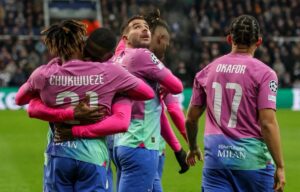 Milan empoli Chukwueze abbraccia Tomori, esulta anche Theo Hernandez, Leao e Okafor