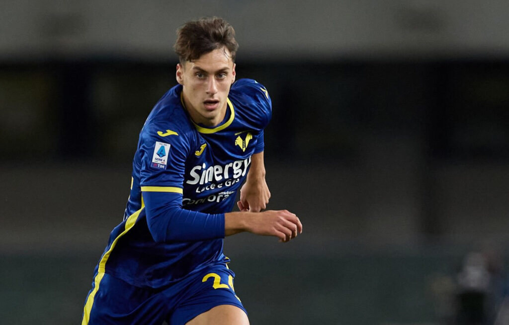 Filippo Terracciano corre con la maglia dell'Hellas Verona
