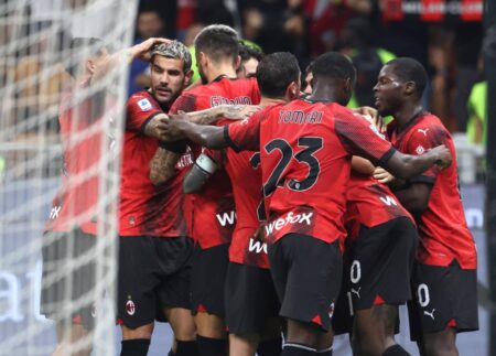 Milan, abbraccio di gruppo