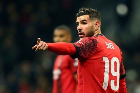theo hernandez milan indica con il dito