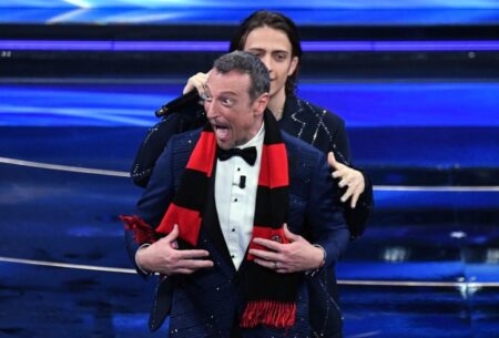 Festival di Sanremo 2024, Amadeus sul palco con le mutande dell’Inter… amadeus, sanremo