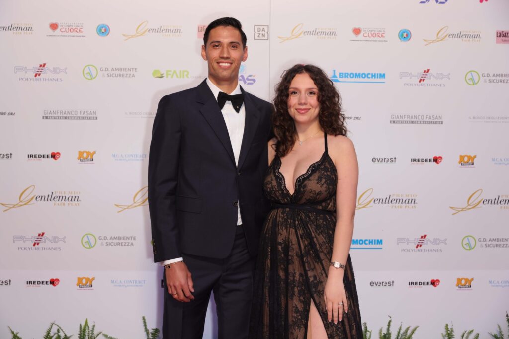 Milan, l’eleganza di Reijnders e Pulisic batte lo stile (discutibile) di Marcus Thuram al Premio Gentleman. Le foto reijnders e la moglie al premio gentleman