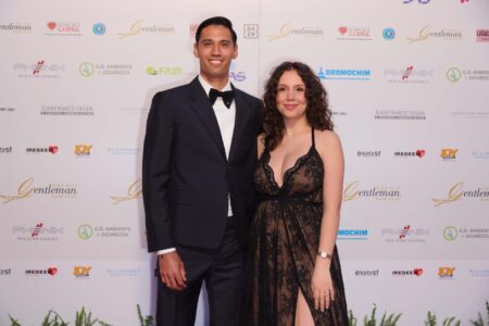 Milan, l’eleganza di Reijnders e Pulisic batte lo stile (discutibile) di Marcus Thuram al Premio Gentleman. Le foto reijnders e la moglie al premio gentleman