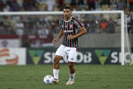 andre trindade in campo con la maglia del Fluminense