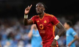 milan, tammy abraham arrabbiato gesticola con la maglia della Roma