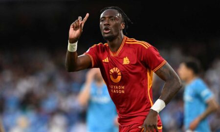 milan, tammy abraham arrabbiato gesticola con la maglia della Roma