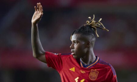nico williams con la maglia della Spagna saluta