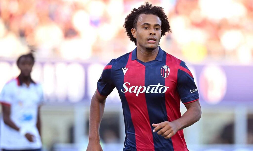milan, zirkzee corre preoccupato con la maglia del bologna