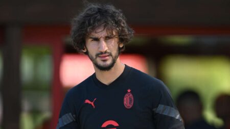 Calciomercato Milan, c’è l’offerta dell’Al-Shaabab per Yacine Adli. La cifra milan, yacine adli con sguardo serio e divisa d'allenamento