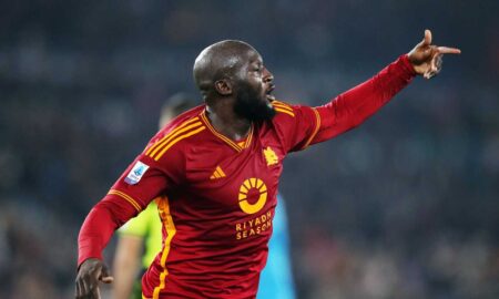 milan, romelu lukaku indica con la maglia della roma