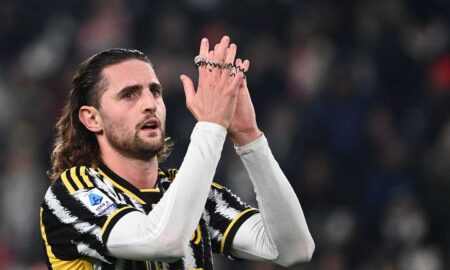 adrien rabiot applaude con la maglia della juventus