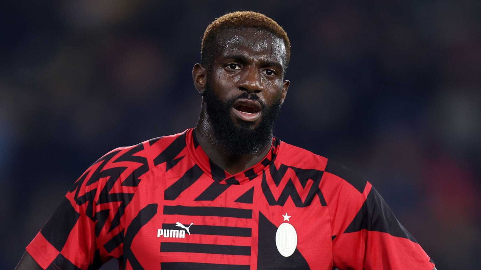 bakayoko con la felpa del milan