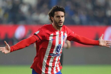 hermoso esulta con la maglia dell'atletico