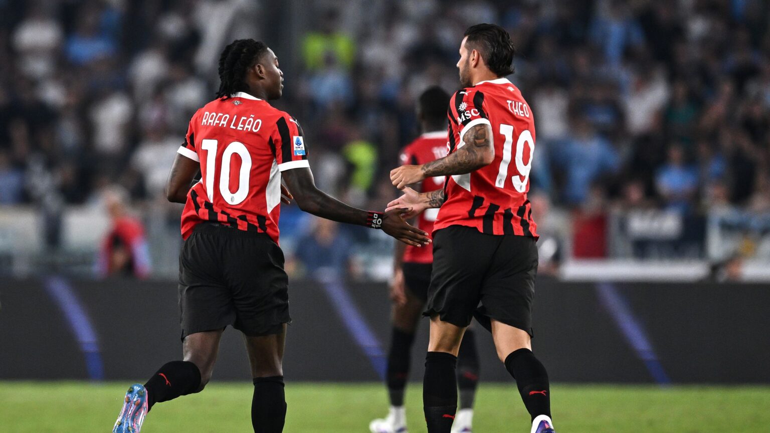 rafael leao e theo hernandez si battono il cinque