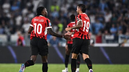 rafael leao e theo hernandez si battono il cinque