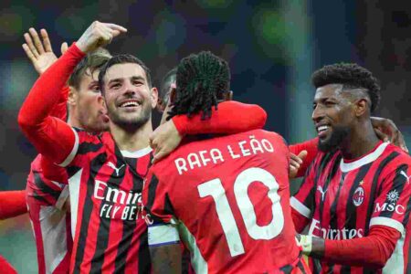 milan, theo hernandez e rafael leao esultano col gruppo