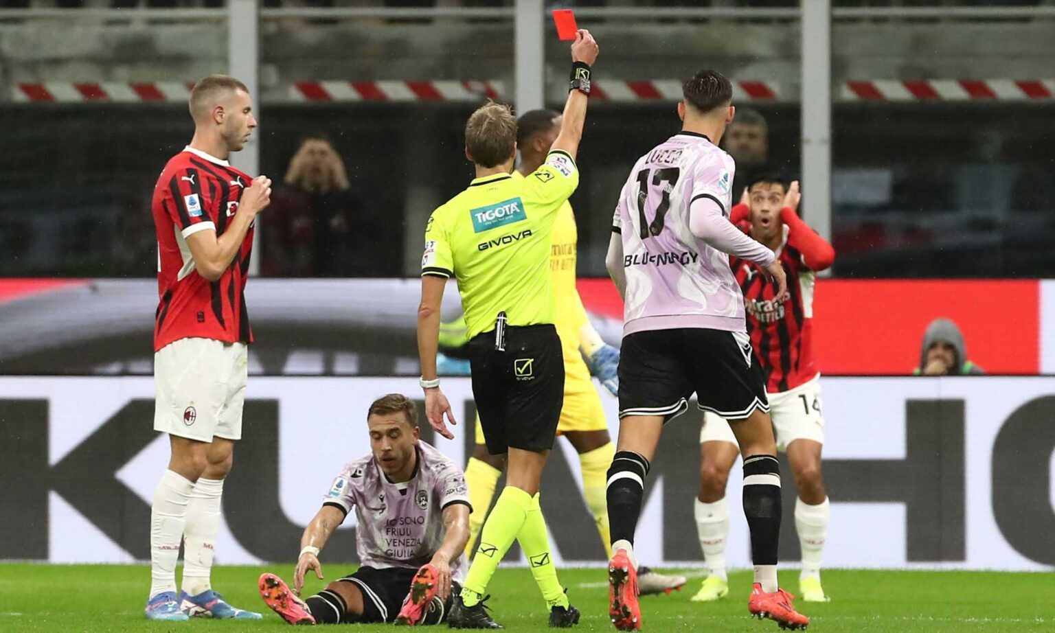 Milan, dal Lecce al Bologna: gli errori arbitrali iniziano ad essere tanti MOVIOLA Milan-Udinese, Gazzetta: disastro firmato Daniele Chiffi. Sbaglia tutto!