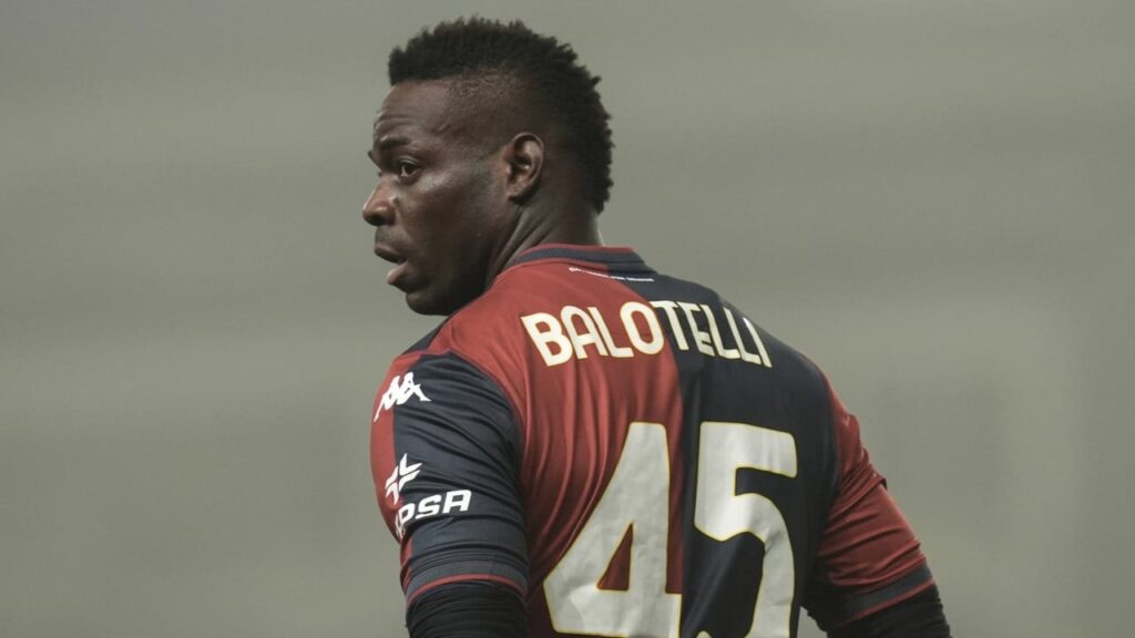 Milan, mario Balotelli con la maglia del Genoa e i rapporti tesi con Vieira