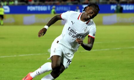 FOTO - Milan, Rafael Leao è diventato papà: l’esultanza con il Cagliari è una dedica a Tiago e Leonardo. Theo hernandez pulisic roma