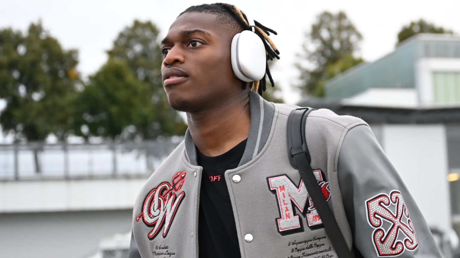 SOCIAL - Milan, Rafael Leao ospite d’onore dell’Olimpia Milano: sorrisi e maglia personalizzata. La foto